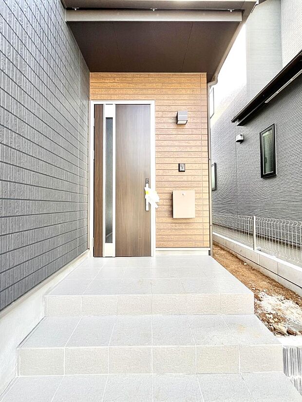 玄関前は雨が降っても濡れにくい屋根付き