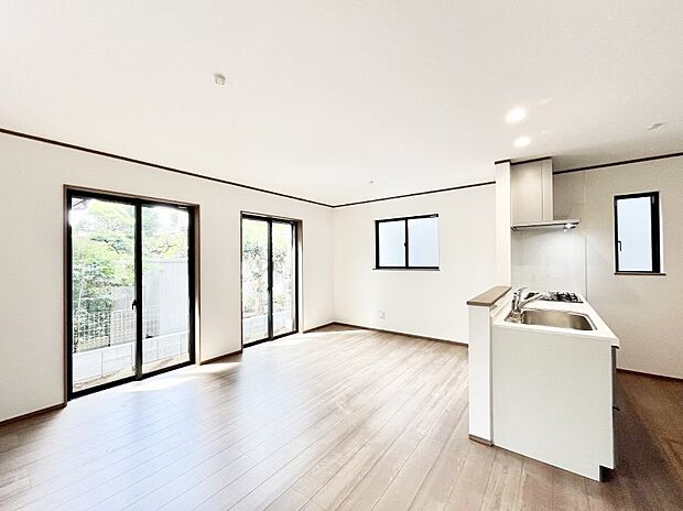 大きな窓からたっぷりの陽光と風を感じられるリビング