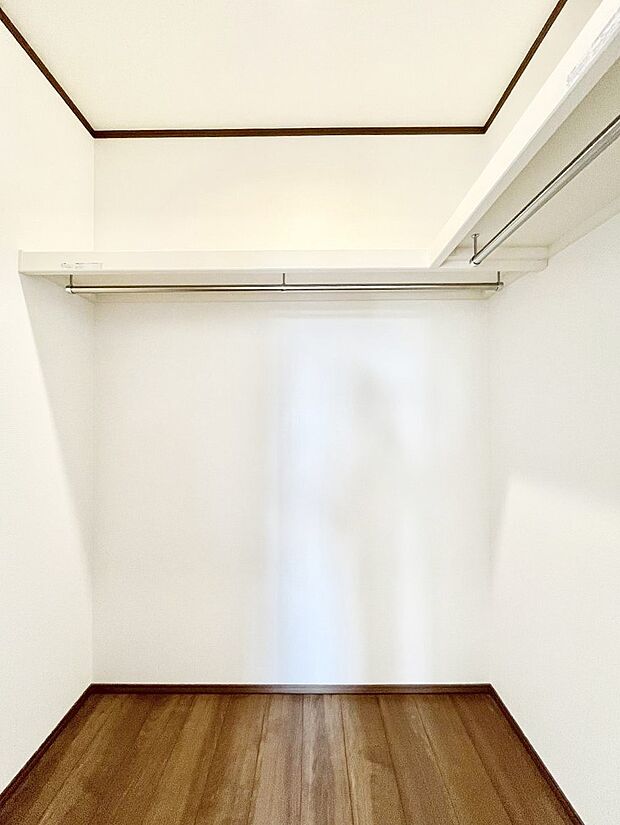 ウォークインクローゼットの活用で生活空間スッキリ