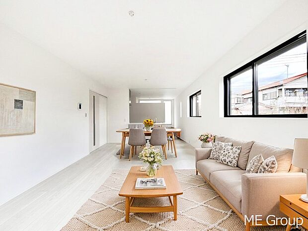 家族の和やかな会話が聞こえてきそう。開放感のあるリビングです。※家具はCGです