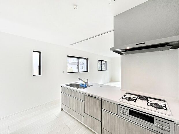 リビングで遊ぶお子様を見守りながらお料理ができる対面キッチン。  