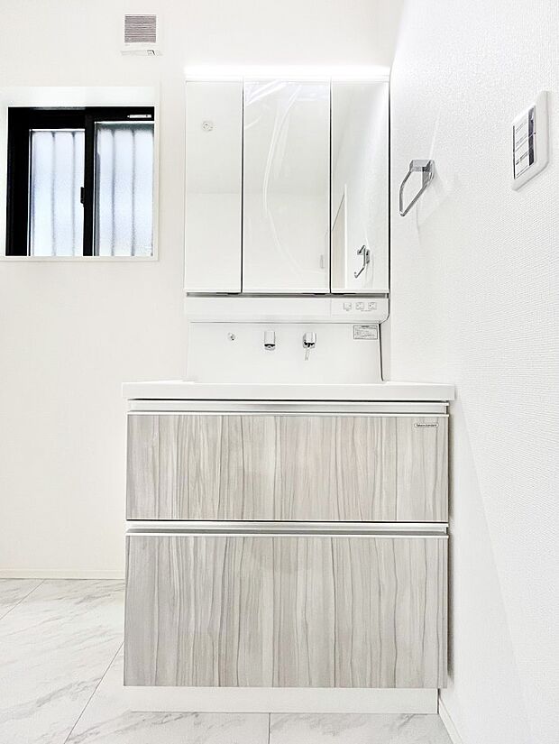 収納力と機能性に優れた洗面化粧台  