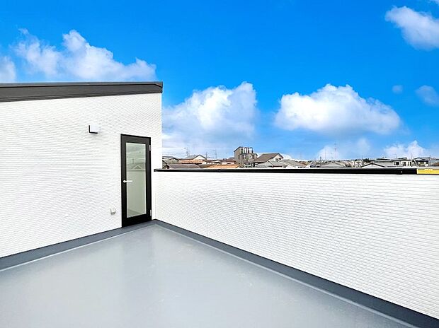 ゆったりバルコニーだから沢山お洗濯ものを干せます。