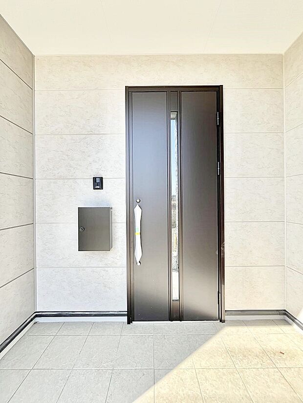 玄関前は雨が降っても濡れにくい屋根付き