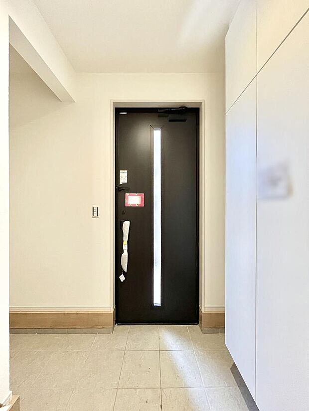 ガラススリットの入った玄関ドアが室内に光を届けてくれます