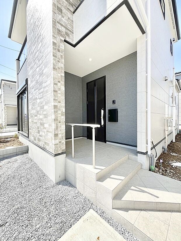 玄関前は雨が降っても濡れにくい屋根付き