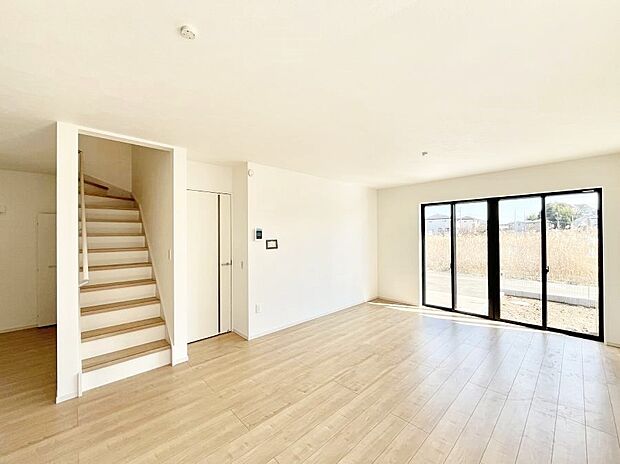 内装「ただいま」「おかえり」家族とのコミュニケーションが深まるリビングイン階段。