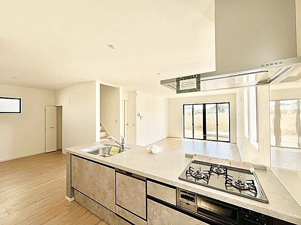 カウンター越しに楽しいおしゃべり。いつものお料理がもっと美味しくなりそうですね。