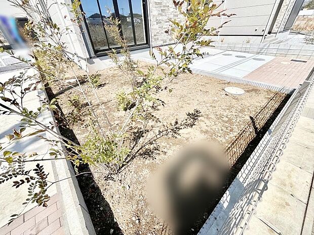 住まいに明るい光と開放感を演出してくれる庭スペース付き!