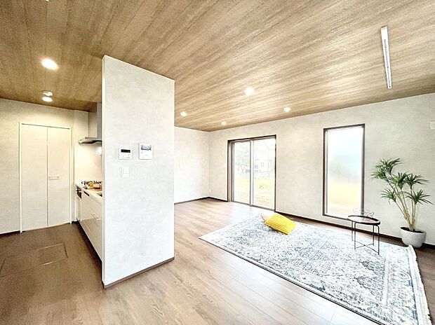 大きな窓からたっぷりの陽光と風を感じられるリビング