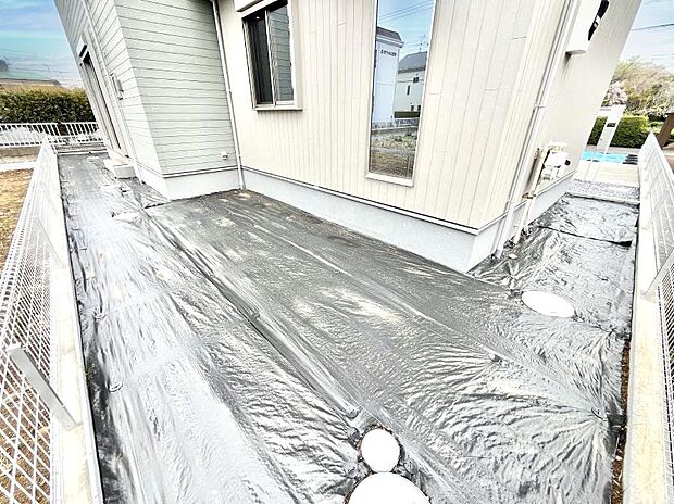 プランターを並べて季節のお花を楽しめるお庭付き。