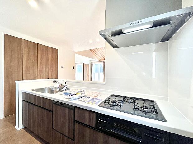 料理をしながらでもご家族との会話を楽しめる対面キッチン