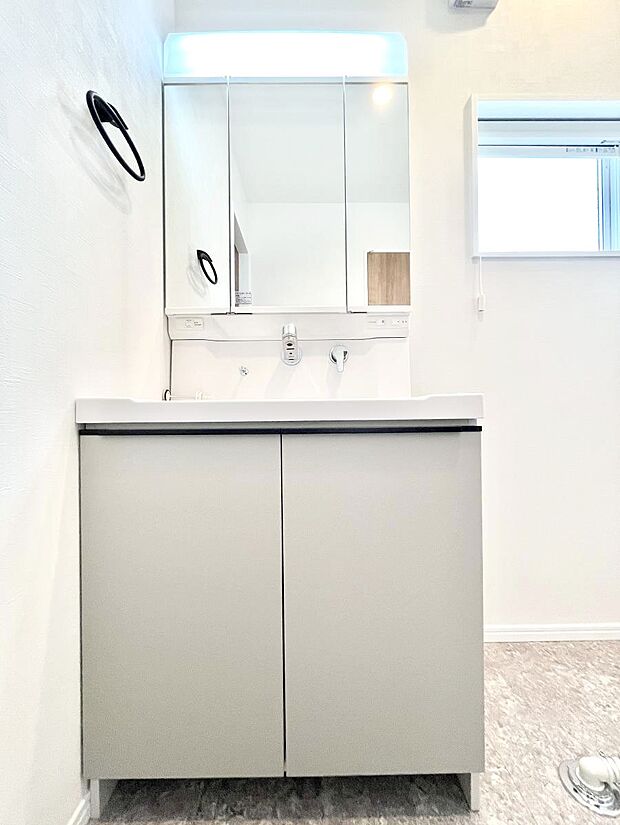 大きく見やすい三面鏡で清潔感ある洗面台は、身だしなみチェックや肌のお手入れにおすすめです。