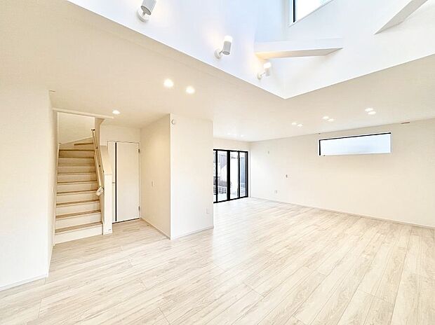 内装「ただいま」「おかえり」家族とのコミュニケーションが深まるリビングイン階段。