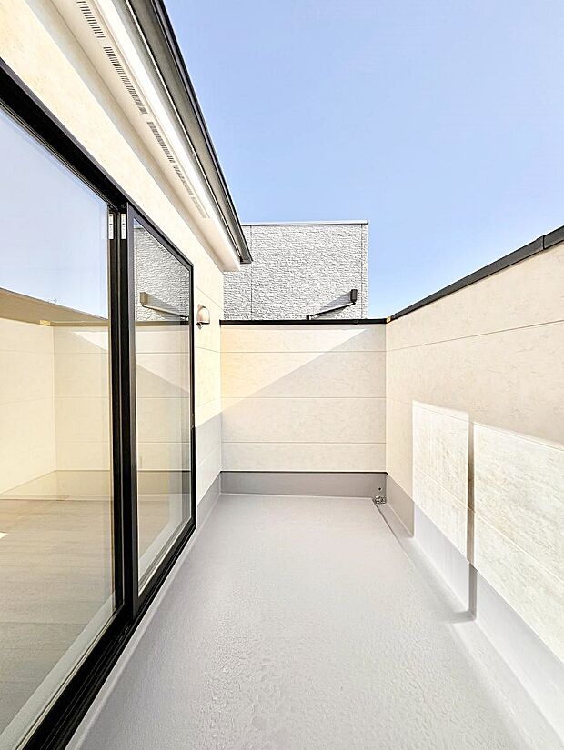 広々バルコニーでお洗濯物が気持ちよく乾きます。