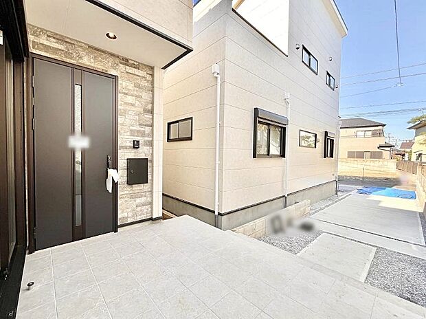 2台（車種による）駐車可！ご家族みんなの自転車も置ける広々カースペース。