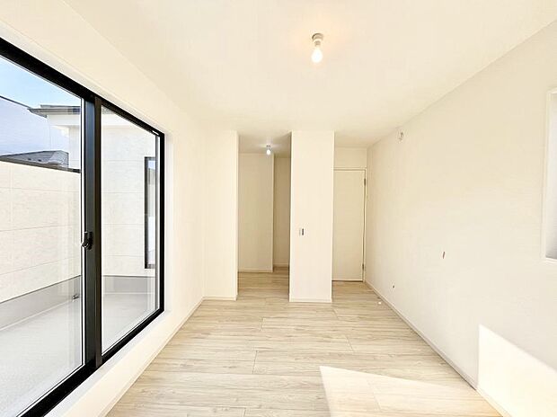 明るいバルコニーサイドに洋室を設置。目覚めの良い寝室に。