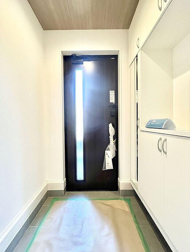 明るい玄関はお客様をお出迎えするのにぴったりです!