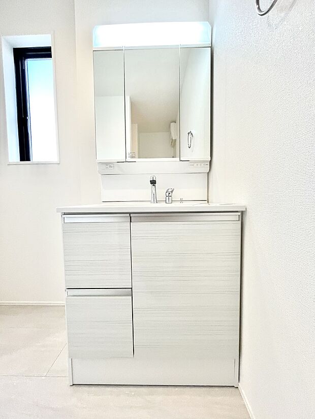 大きく見やすい三面鏡で清潔感ある洗面台は、身だしなみチェックや肌のお手入れにおすすめです。