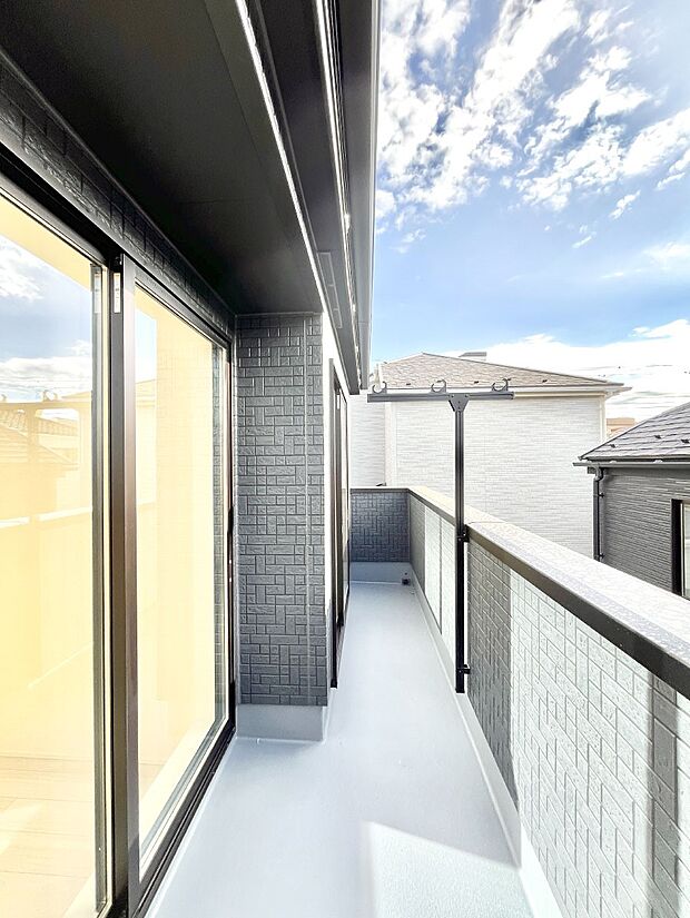 南向きのバルコニー!ご家族の洗濯物はもちろん、お布団もたっぷり干せます!