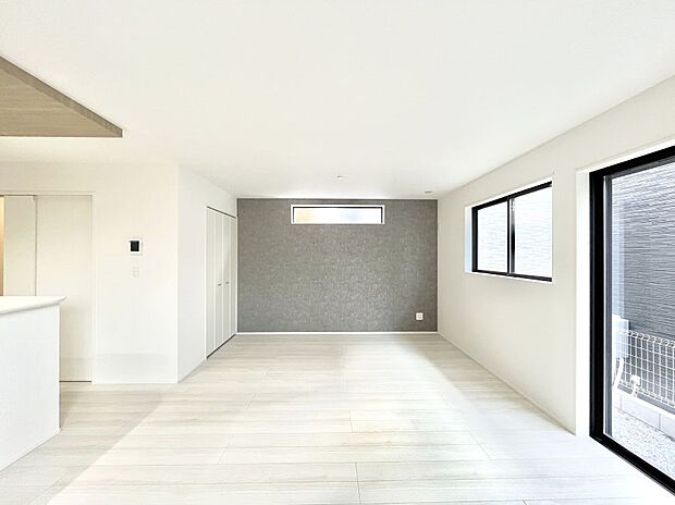 大きな窓からたっぷりの陽光と風を感じられるリビング