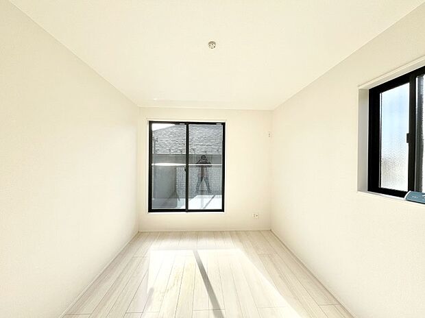 バルコニーが開放感をプラスしてくれる洋室