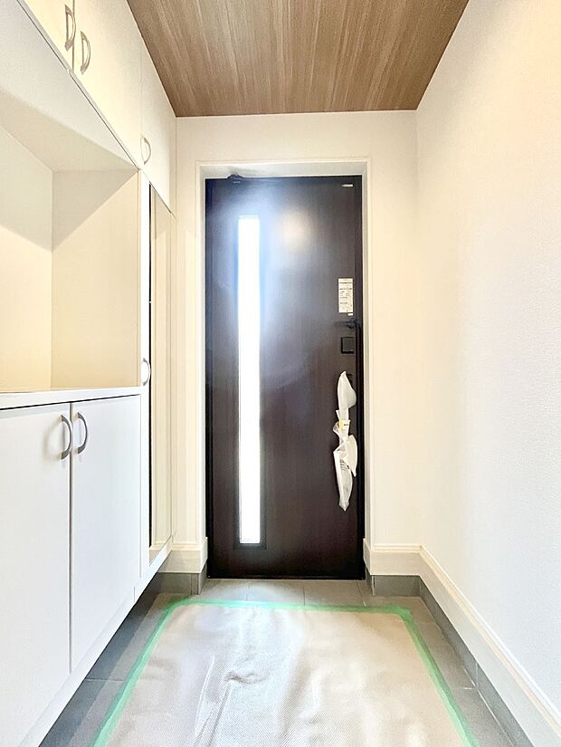 明るい玄関はお客様をお出迎えするのにぴったりです！ 