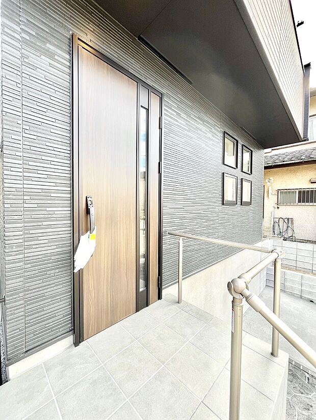 大切な家族、来客を出迎える玄関。