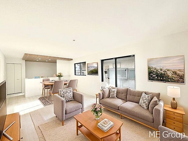 ご家族の賑やかな話し声で包まれる明るいリビング  ※家具はCGです