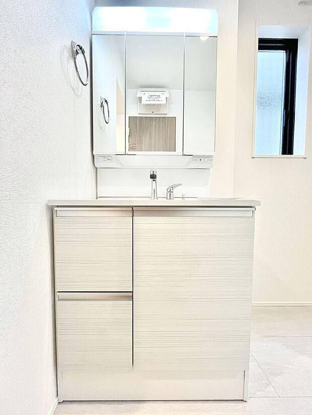 大きく見やすい三面鏡で清潔感ある洗面台は、身だしなみチェックや肌のお手入れにおすすめです。 