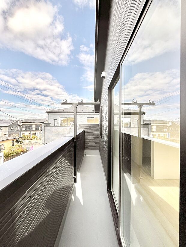 ゆったりバルコニーだから沢山お洗濯ものを干せます。