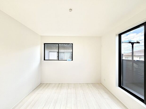 明るいバルコニーサイドに洋室を設置。目覚めの良い寝室に。 