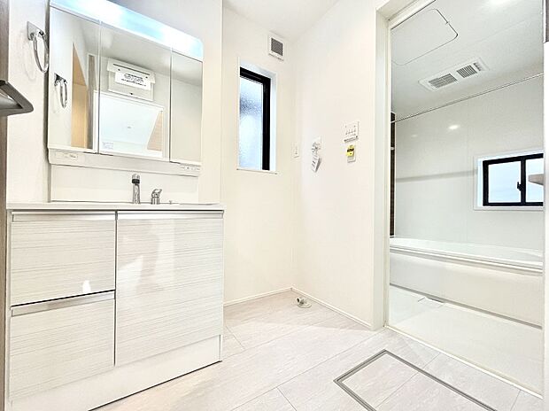 清潔感のある快適空間です。毎日の身支度も気持ち良くお使い頂けます。 