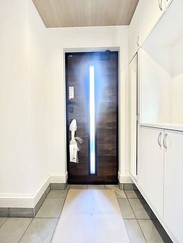 明るい玄関はお客様をお出迎えするのにぴったりです!