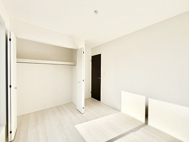 使いやすい形でベットや家具の置き方にも困ることもありません。