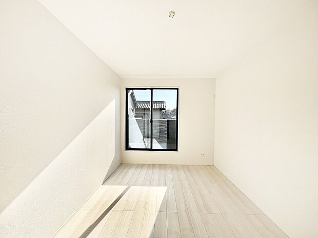 バルコニーが開放感をプラスしてくれる洋室