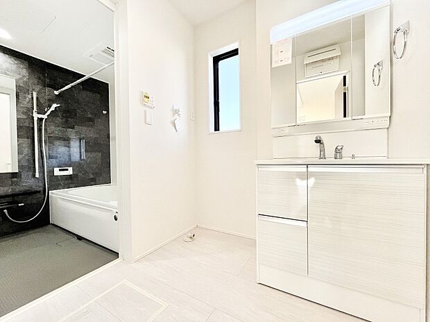 身支度もスムーズにおこなえる脱衣場。