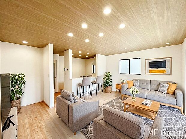 ご家族の賑やかな話し声で包まれる明るいリビング ※家具はCGです