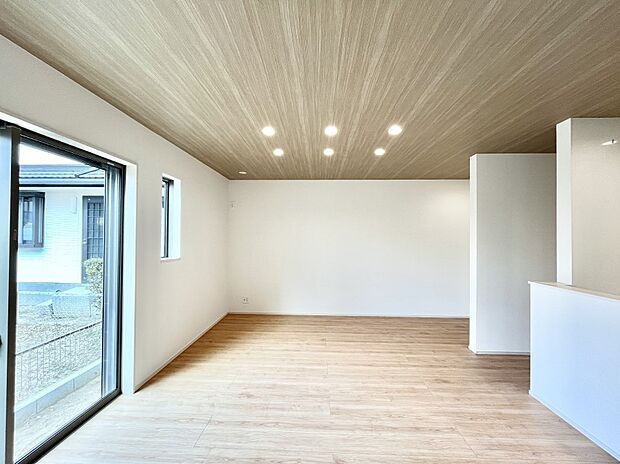 明るい陽光が注ぎ、寛ぎの雰囲気に満たされるリビング・ダイニング。