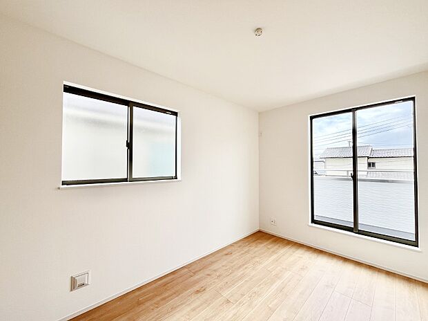 明るいバルコニーサイドに洋室を設置。目覚めの良い寝室に。