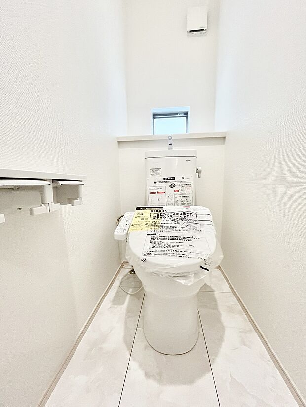 明るく清潔感のあるトイレです。