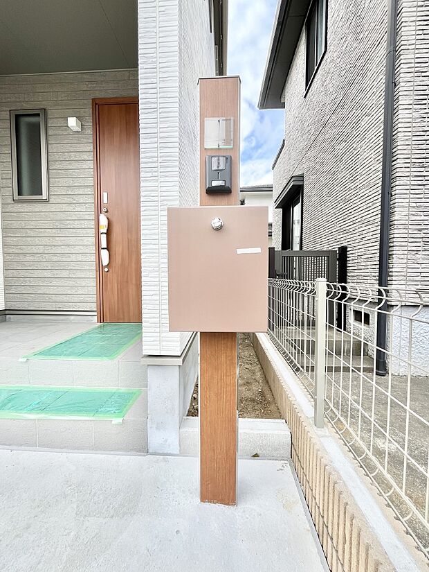 シンプルデザインのポスト。