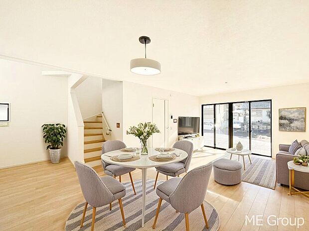 ご家族の賑やかな話し声で包まれる明るいリビング  ※家具はCGです