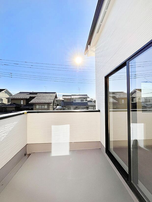 ゆったりバルコニーだから沢山お洗濯ものを干せます。