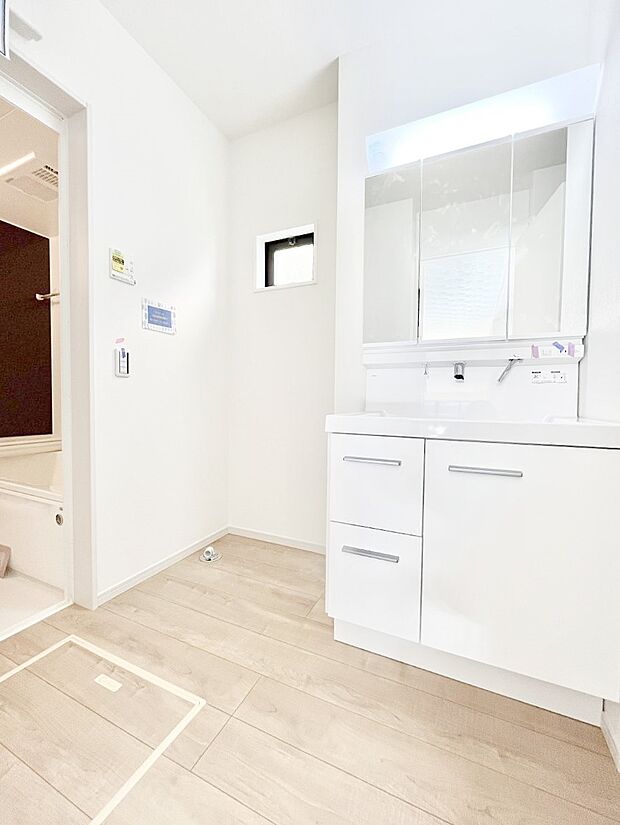 小窓がついているので湿気の多い場所でも換気が十分行えます。毎日の身支度を気持ち良く！