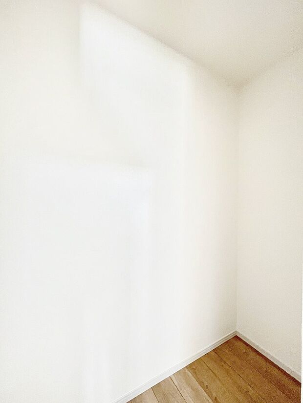 ウォークインクローゼット付きで生活空間を広く利用できます。