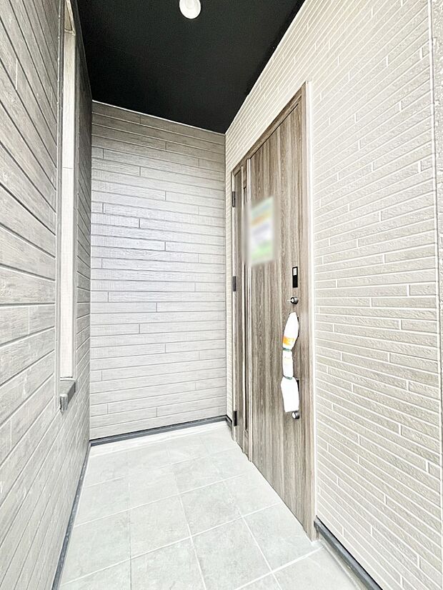 シンプルで落ち着いた雰囲気の玄関でご家族やお客様をお出迎え!