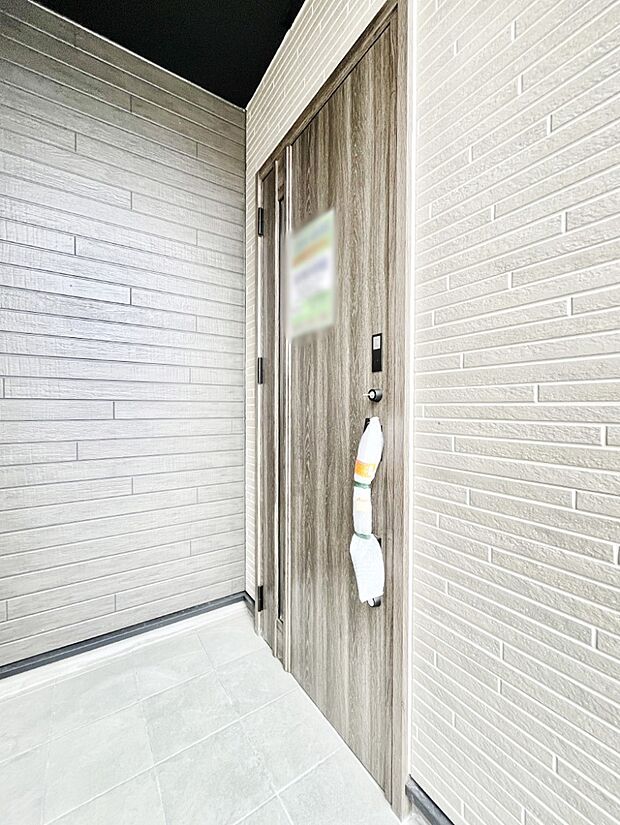 住まいの顔を演出する、玄関ドア。ドアには電子キーを採用しています!