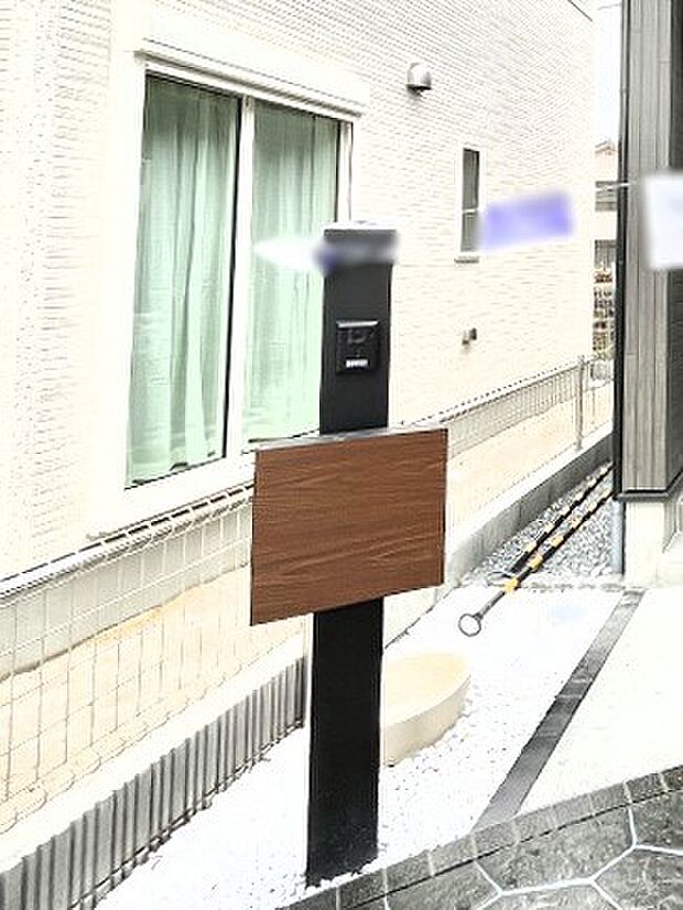 表札・インターホン・ポストをひとつに集約。エントランスになじむシンプルデザイン。