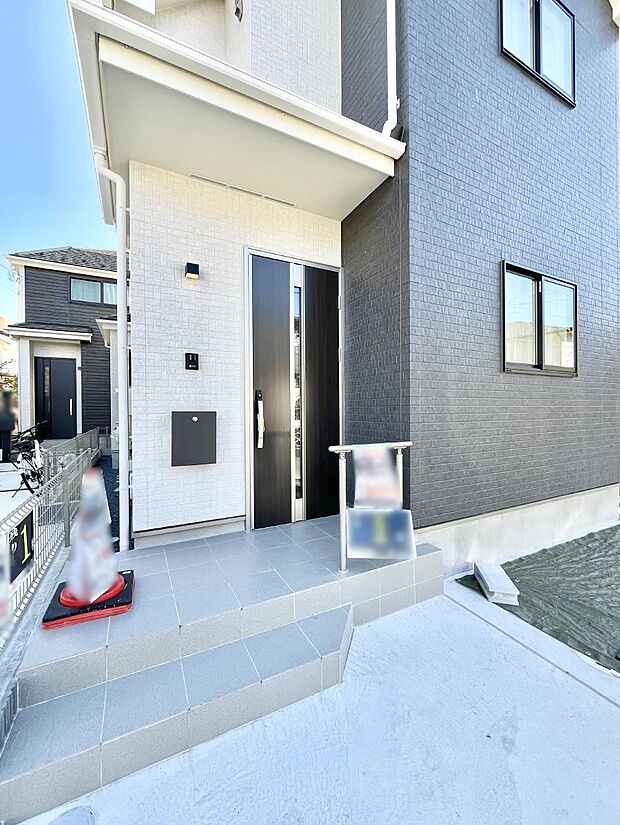 玄関前は雨が降っても濡れにくい屋根付き